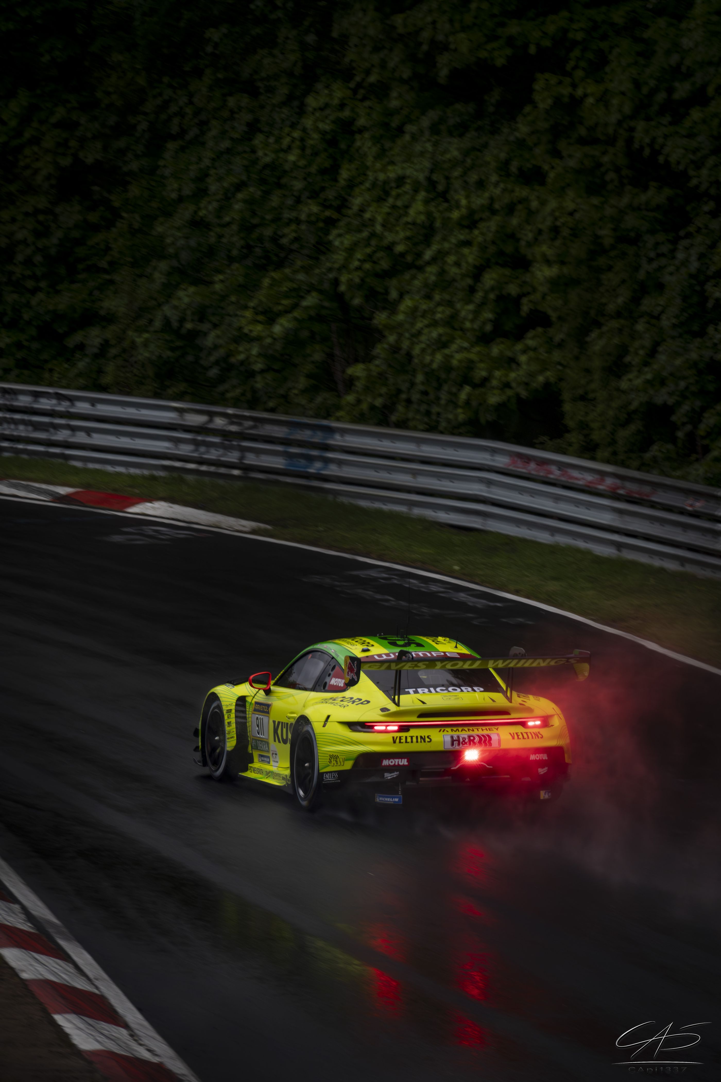 Rennwagen im Regen auf der Nürburgring-Nordschleife