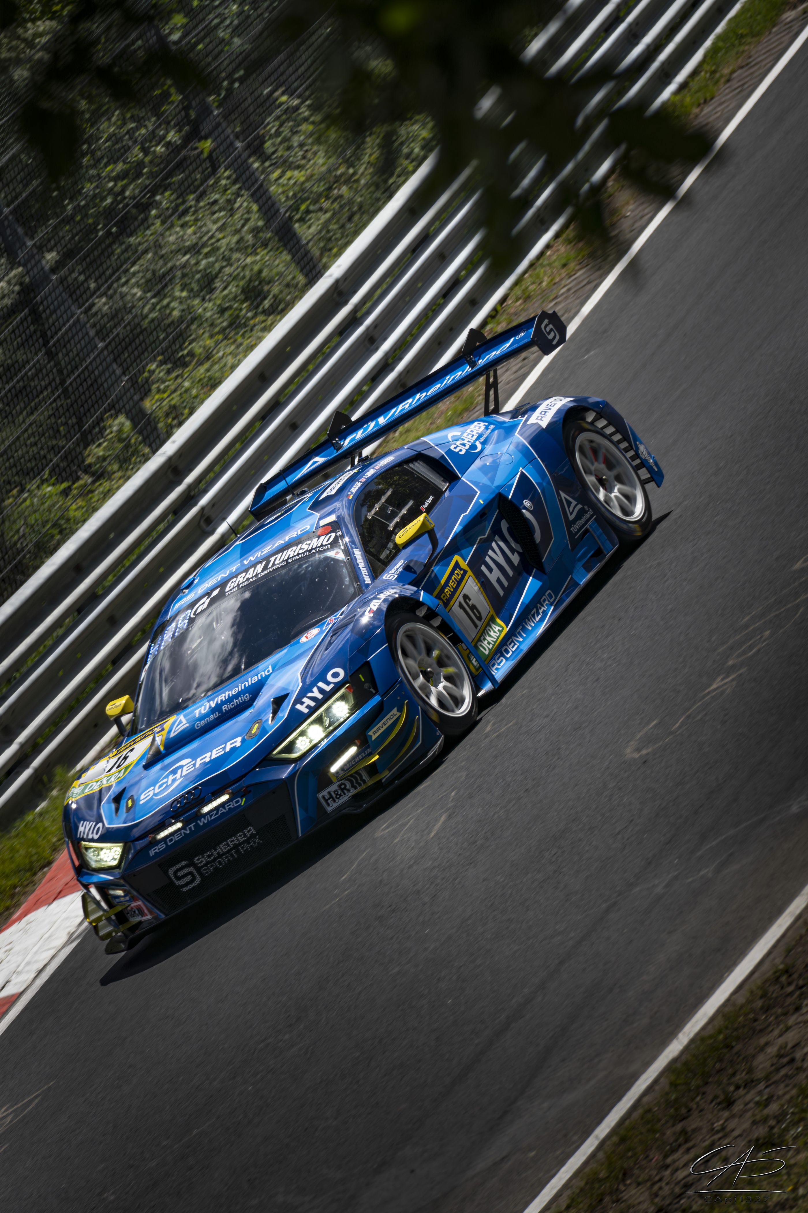 Blauer GT3 Rennwagen auf der Nürburgring-Nordschleife